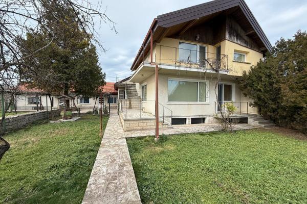 Къща с голям двор в с.Българево