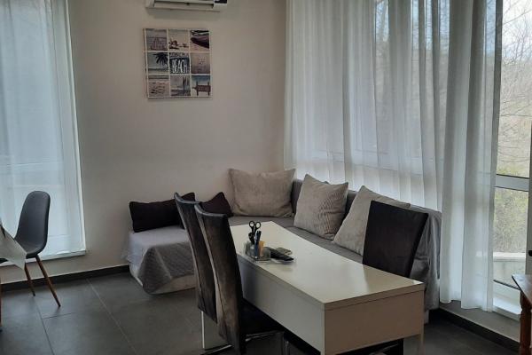 Уютно партерно помещение със собствен двор – само на 100 м от плажа в гр. Бяла