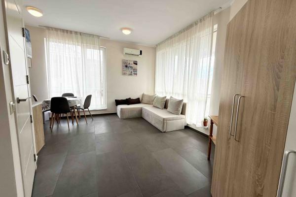 Уютно партерно помещение със собствен двор – само на 100 м от плажа в гр. Бяла