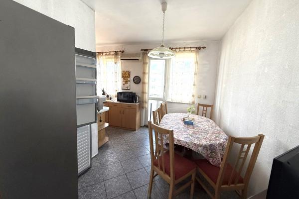 МНОГОСТАЕН АПАРТАМЕНТ С ДВЕ СПАЛНИ И ГАРДЕРОБНО